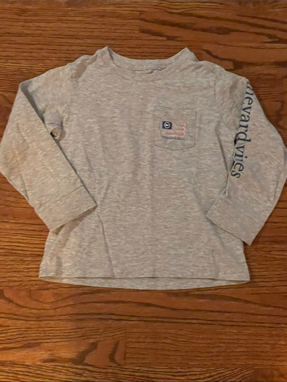 Vineyard Vines Heather Gray Long-Sleeve Pocket Tee with Navy Sleeve Logo- hockey